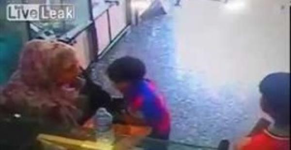 بالفيديو.. امرأة تستعين بطفلها لسرقة 3 هواتف ثمينة