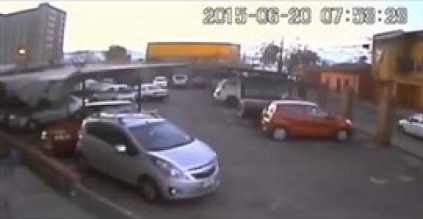 صدق او لا تصدق ..يسقط من الطابق 17 ويبقى على قيد الحياة