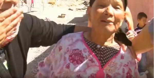 عجوز أمازيغية تشتكي ضعف حالها لسياح إسرائيليين