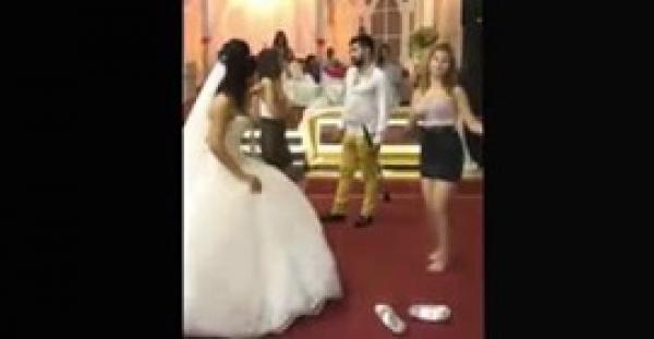 بالفيديو.. خطيبة العريس السابقة تخلع حذاءها وترقص أمام العروس لاستفزازها