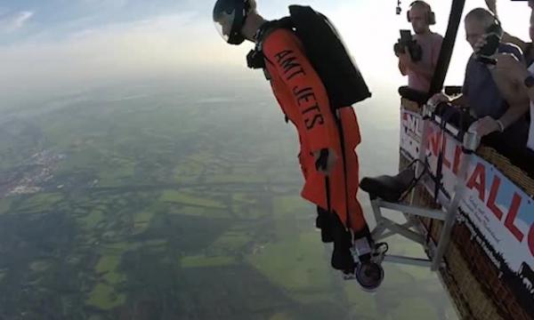 بالفيديو: هولندي يحلّق في السماء باستخدام حذاء نفاث