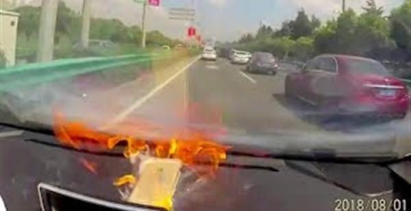 بطارية مغشوشة تتسبب في انفجار «آيفون» داخل سيارة (فيديو)