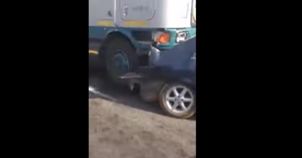 بالفيديو:أبشع حادثة سير وقعت في جنوب إفريقيا
