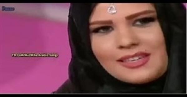 بالفيديو.. فتاة تخلع الحجاب على الهواء وتهديه لرجل دين أمامها