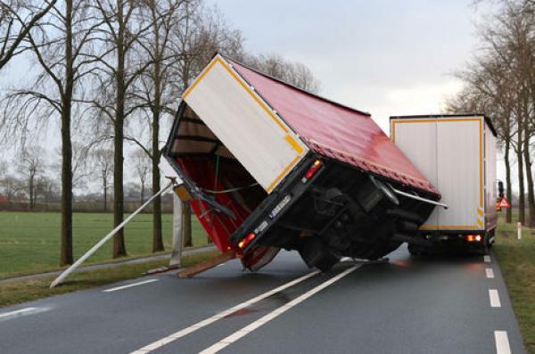 رياح شديدة تضرب هولندا وتتسبب في إلغاء الرحلات الجوية من ضمنها من والى المغرب (فيديوهات مثيرة)