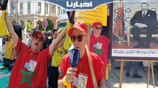 مشجع المنتخب الوطني يخلق الحدث بطريقة احتجاجه في فاتح ماي