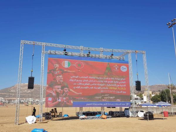 شاشة عملاقة لساكنة أكادير لمتابعة المباراة المصيرية للمنتخب الوطني (صور)