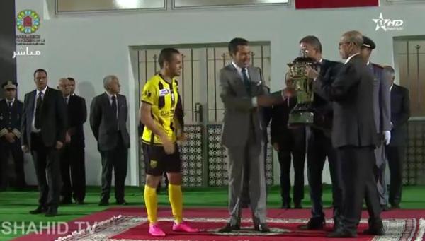 الأمير مولاي رشيد يسلم عميد المغرب الفاسي كأس العرش