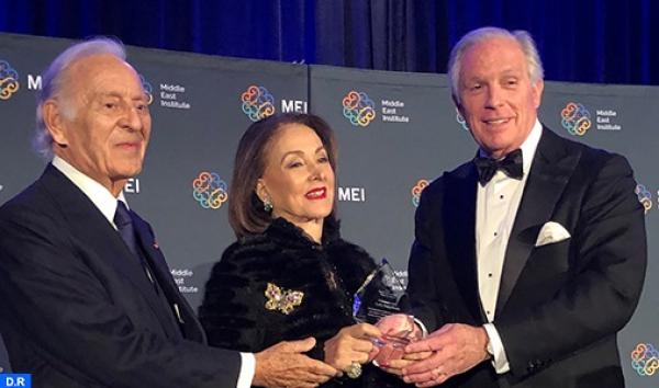 الجائزة التي حصل عليها عثمان بنجلون وعقيلته بواشنطن