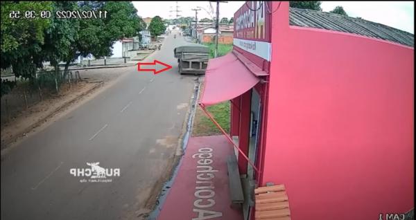 لحظة اقتحام مقطورة "طائشة "لمبنى وتحطيمه (فيديو)