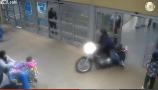 بالفيديو: مطاردة جنونية في مركز تجاري