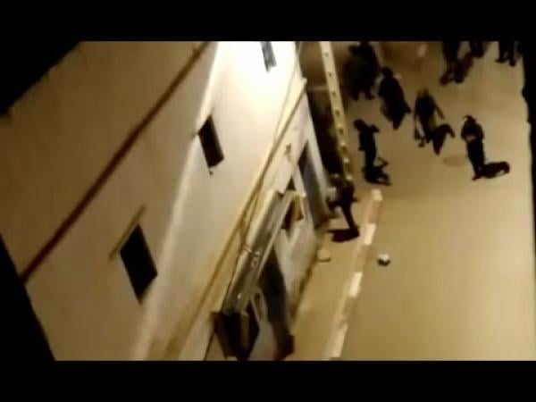 عناصر من القوات العمومية يكسرون أبواب المنازل بامزورن وحرج وسط رجال السلطة