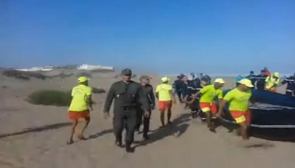 شاهد لحظة استخراج جثث فاجعة شاطئ زناتة ضواحي المحمدية