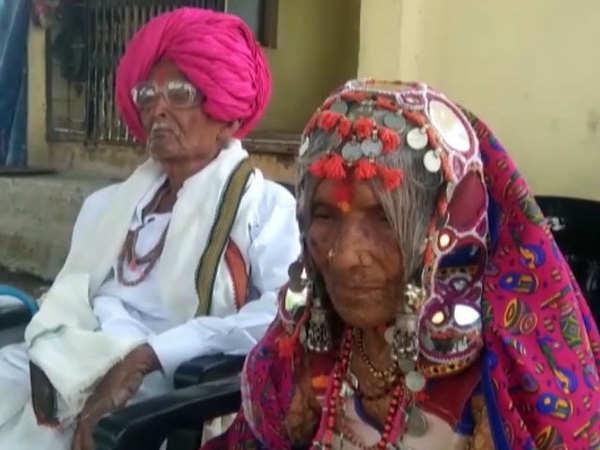 عمره 105 أعوام: هندي وزوجته المسنة يقهران كورونا(فيديو)