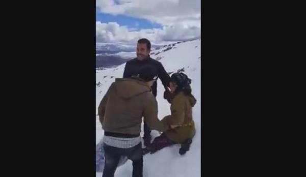 مؤلم : شباب يقطعون أميلا بين الثلوج لتقديم مساعدات لاسرة فقيرة من المغرب العميق