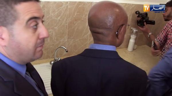 والي الجزائر يتفاجأ بغياب الماء أثناء تدشين مساكن جديدة