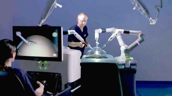 لأول مرة في روسيا... روبوت طبي يساعد في عملية جراحية