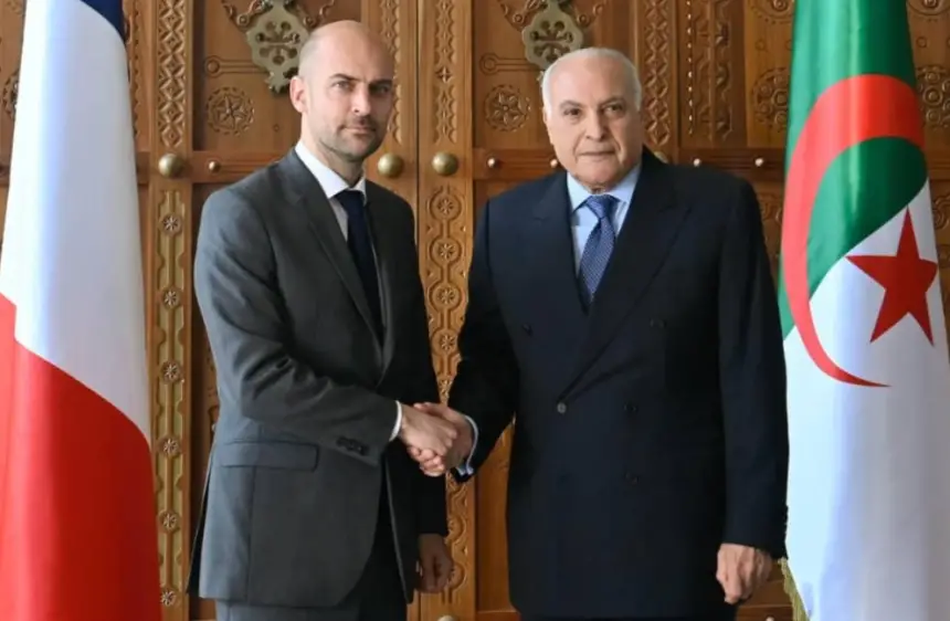 بعد زيارة "بارو".. "لوموند" تشكك في نوايا الهدنة الفرنسية الجزائرية وتحذر من وهم الانفراج