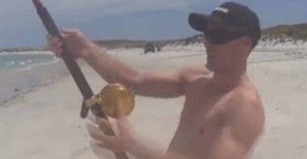 بالفيديو.. لحظة اصطياد سمكة قرش عملاقة بصنارة