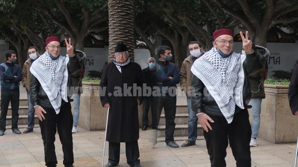 يهودي مغربي يرفع الشارة النصر لفلسطين أمام البرلمان ويهتف: لابد من تحرير فلسطين..