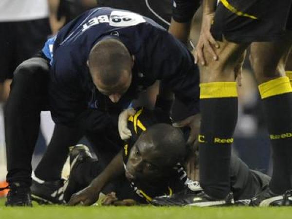 فيديو - لاعب بولتون موامبا يرقد في حالة حرجة بالمستشفى  بعد سقوطه مغشيا عليه