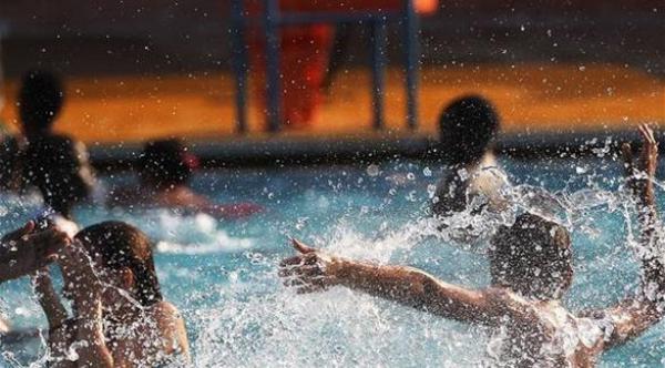 لماذا نصاب باحمرار العينين في المسبح ؟