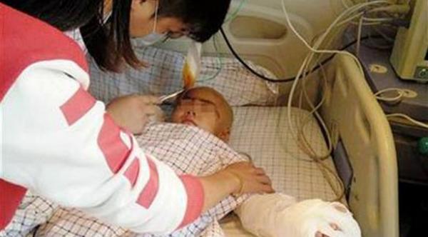 صينية تقطع أصابع طفل أزعجها أثناء نومها