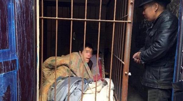 عائلة صينية "تعالج" ابنها بحبسه في قفص خارج المنزل