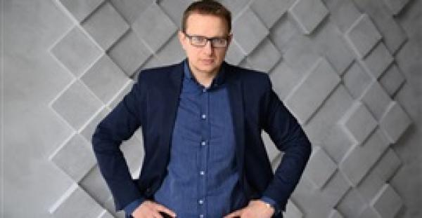 طبيب نفسي يعالج المرضى بدفنهم في توابيت تحت الأرض (فيديو)