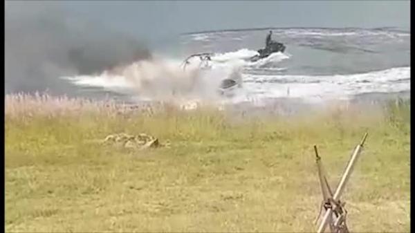 بالفيديو: يُخمد حريقاً بمركبة تزلج