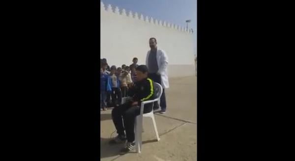 تلميذ بمدرسة عمومية يتلو القرآن الكريم بصوت ملائكي رائع