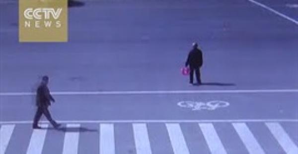 شاهد.. ماذا حدث لرجل عجوز حاول عبور طريق مزدحم