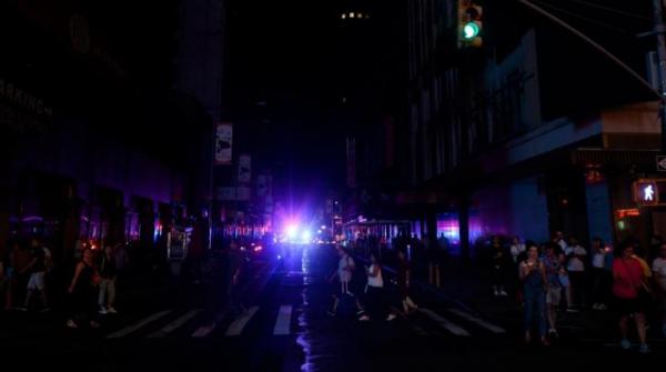 انقطاع كهربائي واسع النطاق بنيويورك وساحة تايمز سكوير تغرق بالظلام (فيديو)