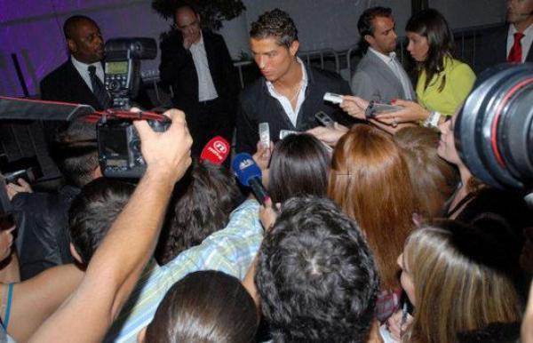 كريستيانو رونالدو يشتم الصحافة السويدية عند مدخل ملهى ليلي