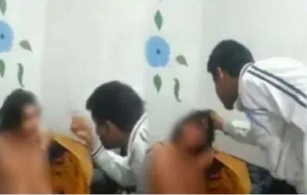 فيديو صادم .. شخص يُهدد فتاة "عارية" بالسلاح الأبيض بسبب شقيقه!