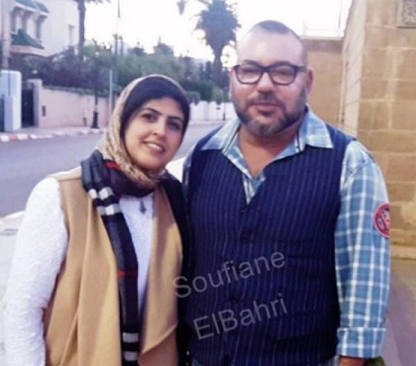 فتاة تلتقط صورة مع الملك بالرباط عندما كان متوجها لصلاة المغرب بدون حراسة