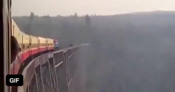 مشهد يحبس الانفاس لقطار يسير وسط السحاب (فيديو)