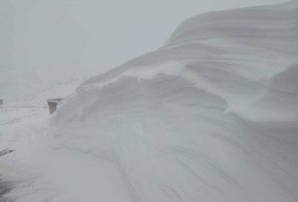 تدوينات فايسبوكية تكشف عن معاناة الأساتذة مع الثلوج بضواحي أزيلال والمديرية ترد ببلاغ توضيحي