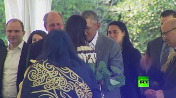 شاهد واستمع.. استقبال غريب جدا لأوباما في نيوزيلندا!