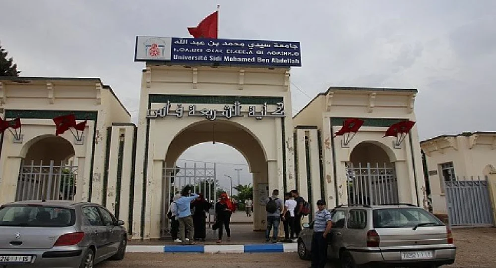 فضيحة في كلية الشريعة بفاس.. طلبة يحتجون على تجاوزات في لوائح ماستر المساعدة الاجتماعية والقانون