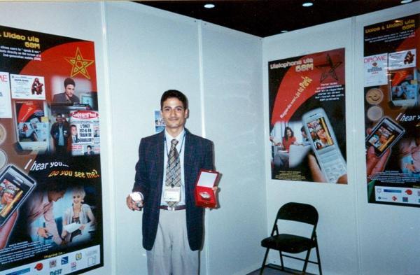 المغربي ماجد البوعزاوي يحصد ميداليتين ذهبيتين بروسيا وماليزيا عن اختراعه "شاشة متعددة النوافذ البصرية"