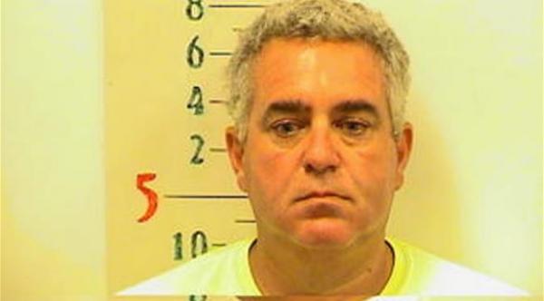 تشكو زوجها للشرطة بسبب طعنه للبطيخ بطريقة عدوانية