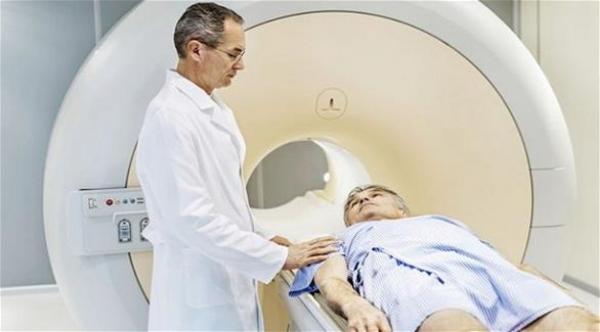 ذهب إلى المستشفى بالتهاب في الساق.. فاكتشف أنه بنصف دماغ