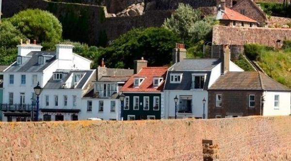 جزيرة لا ترى الشمس سوى دقائق معدودة طوال العام