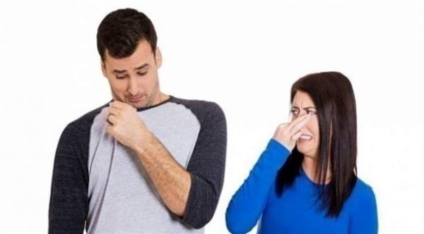 رائحة الجسم الكريهة تنذر بهذه الأمراض