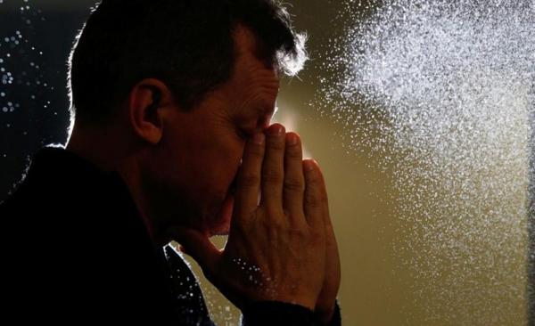 دراسة :التحدث بصوت عال ينشر فيروس كورونا في الهواء لمدة تصل إلى 14 دقيقة