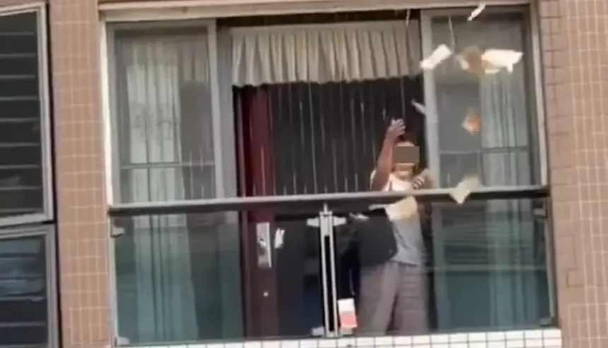 ملايين تتطاير من شرفة في الصين.. سيدة تحول شارعا إلى فوضى بعد نثر أموال من الطابق المرتفع