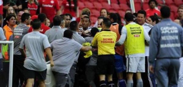 مشاجرة كبيرة بين اللاعبين تنهي مباراة في الدوري البرازيلي (فيديو)