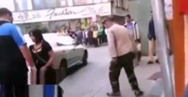 بالفيديو.. مصري يلقن هنديا مخمورا وزوجته «علقة ساخنة» لتحرشهما بالمارة