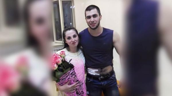 بالفيديو: شاب يخطب حبيبته الممرضة بخاتم خبأه في معدته